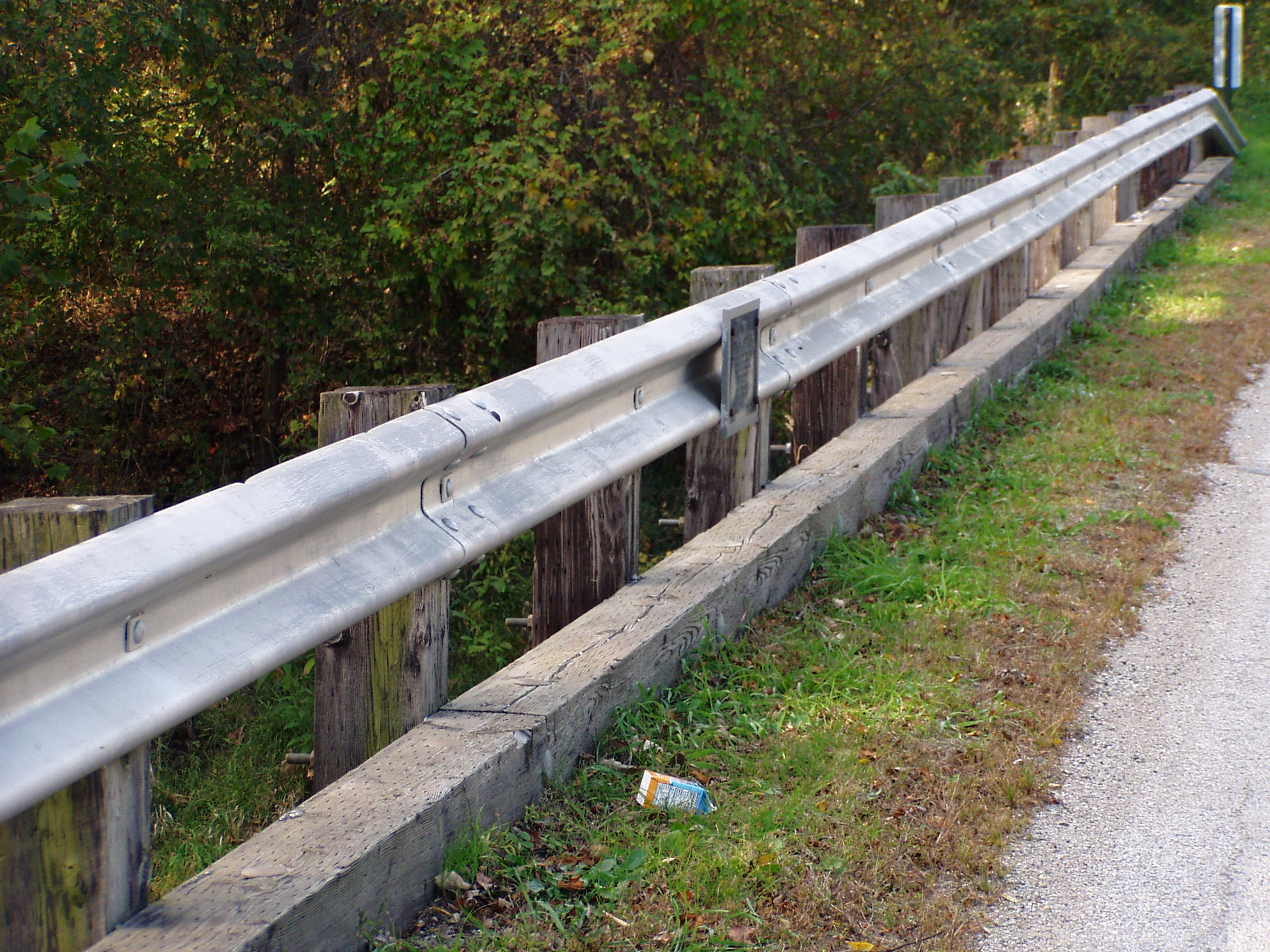 Guardrail metallico lungo una strada di campagna, immagine generica