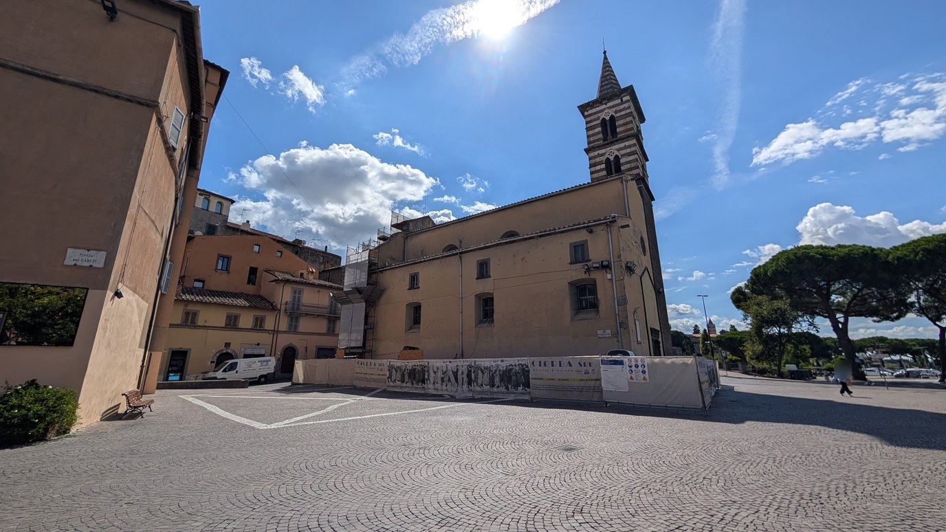 Largo Benedetto Croce a Viterbo davanti all'ex chiesa degli Almadiani con il cantiere