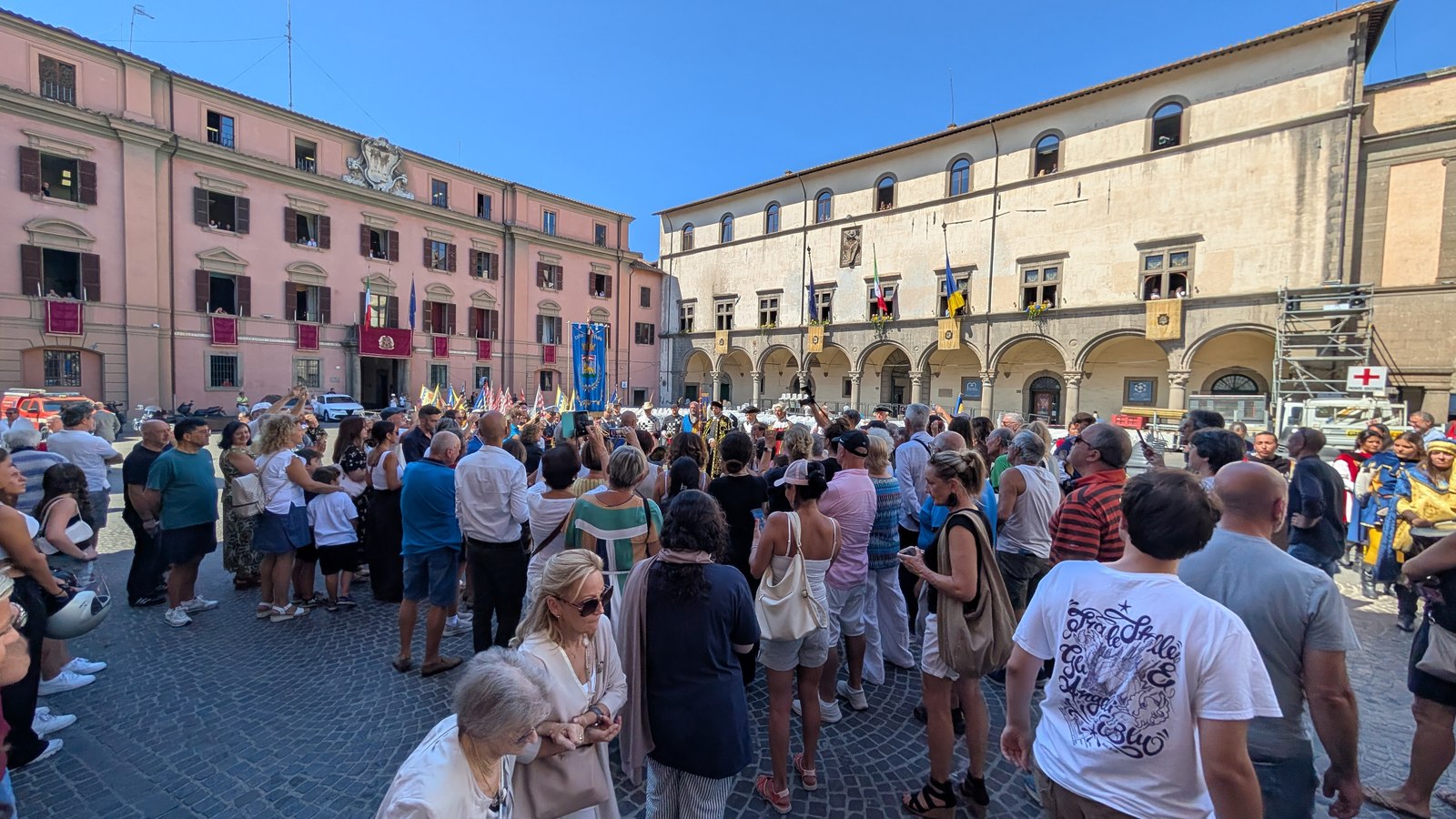 La folla in piazza del Plebiscito a Viterbo poco prima della consegna della mazza argentea, con i figuranti del corteo storico davanti a Palazzo dei Priori