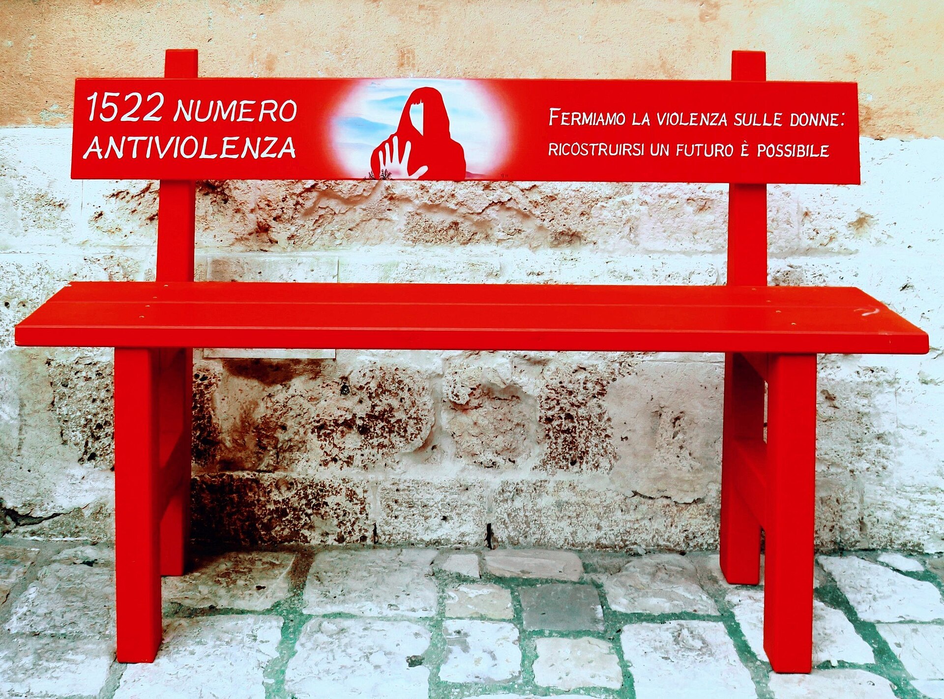 Panchina rossa con la scritta 1522 numero antiviolenza