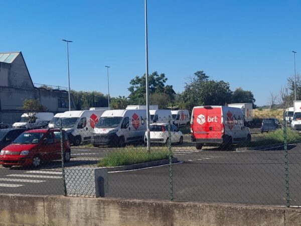 Metà del parcheggio del Carmine è occupata da mezzi di una ditta di logistica. Vale la pena ricordare com’è nato