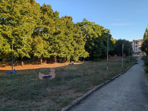 Il parco dell’Aeronautica al Barco potrebbe essere un gioiello verde: oggi è erba secca, muri imbrattati e pali senza lampade