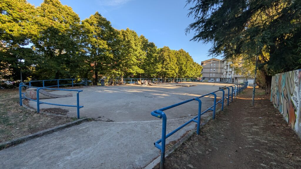 La piastra di cemento con i parapetti azzurri usata come skatepark nel parco dell'Aeronautica al Barco