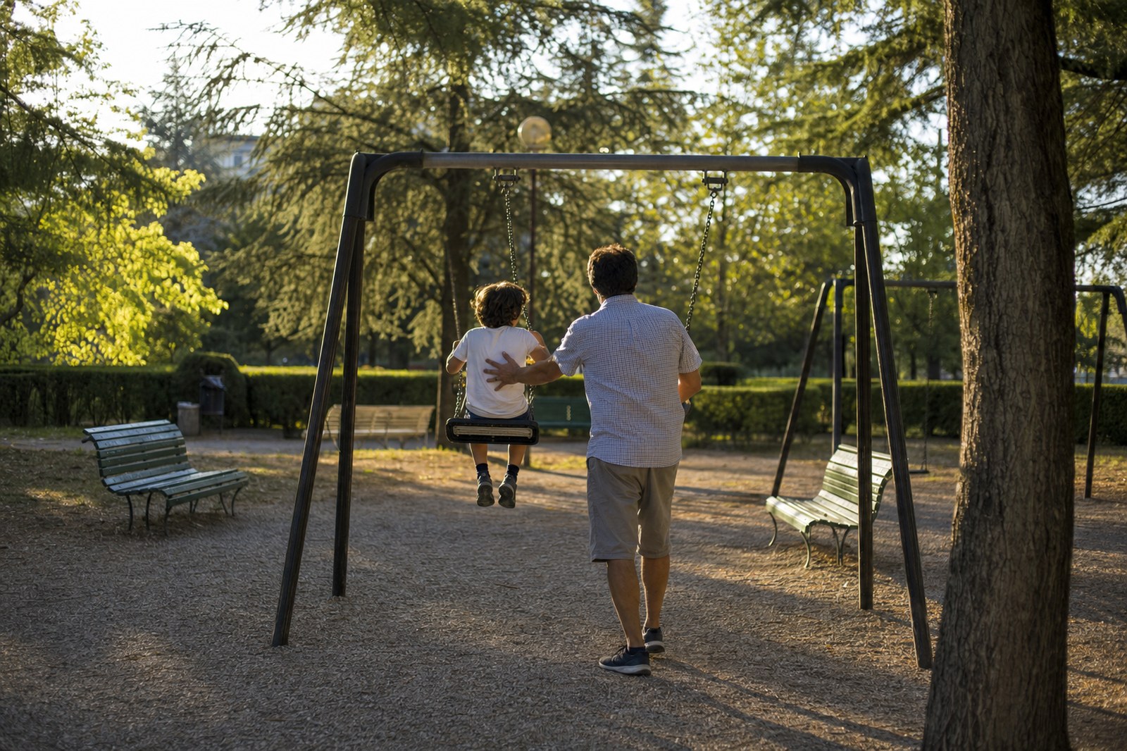 Un genitore al parco con il bambino