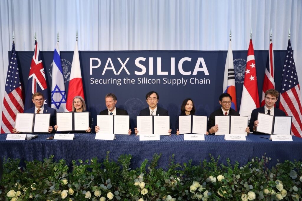 Cerimonia di firma dell’iniziativa Pax Silica, con le bandiere dei paesi aderenti