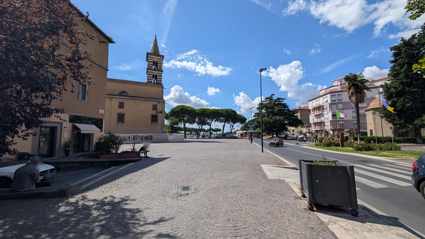 La spianata di sanpietrini accanto all'ex chiesa degli Almadiani a Viterbo con i pini sul fondo