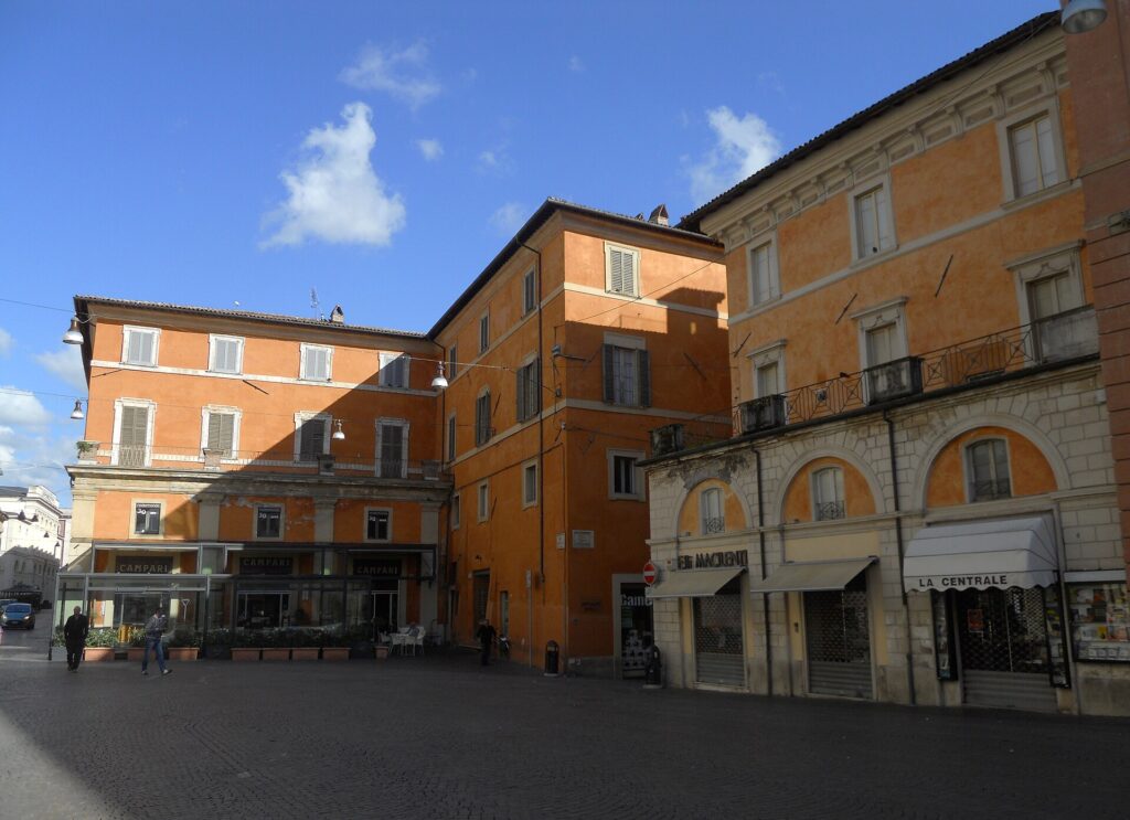 La piazza centrale di Rieti senza auto in sosta