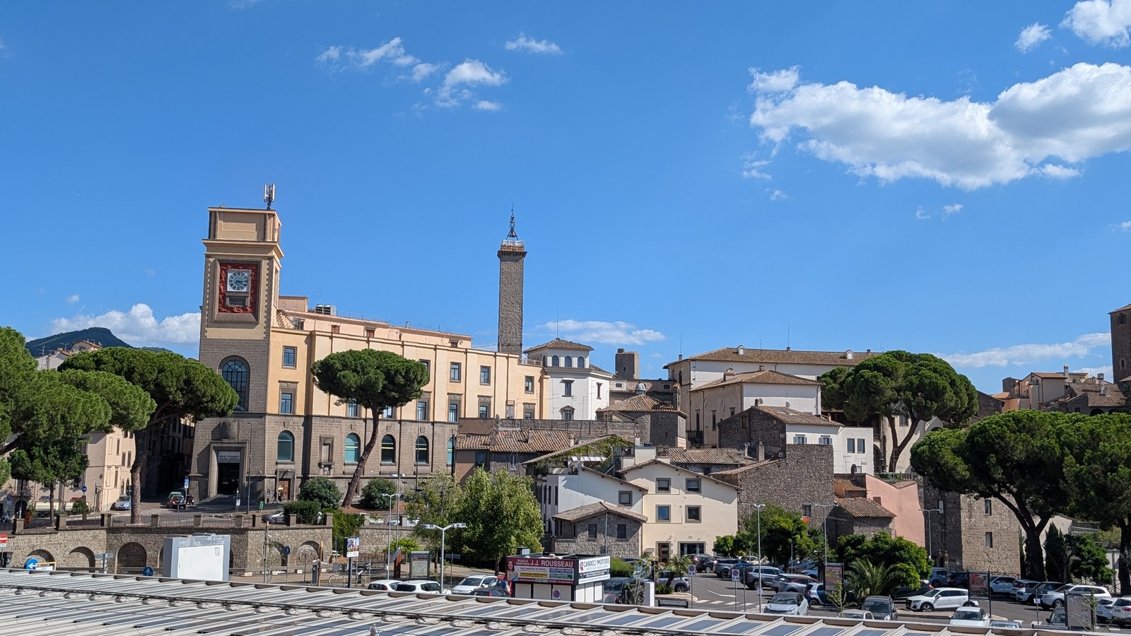 Piazza Martiri d'Ungheria a Viterbo vista dall'alto, con la copertura della pensilina del Sacrario in primo piano, il palazzo delle Poste e il centro storico sullo sfondo