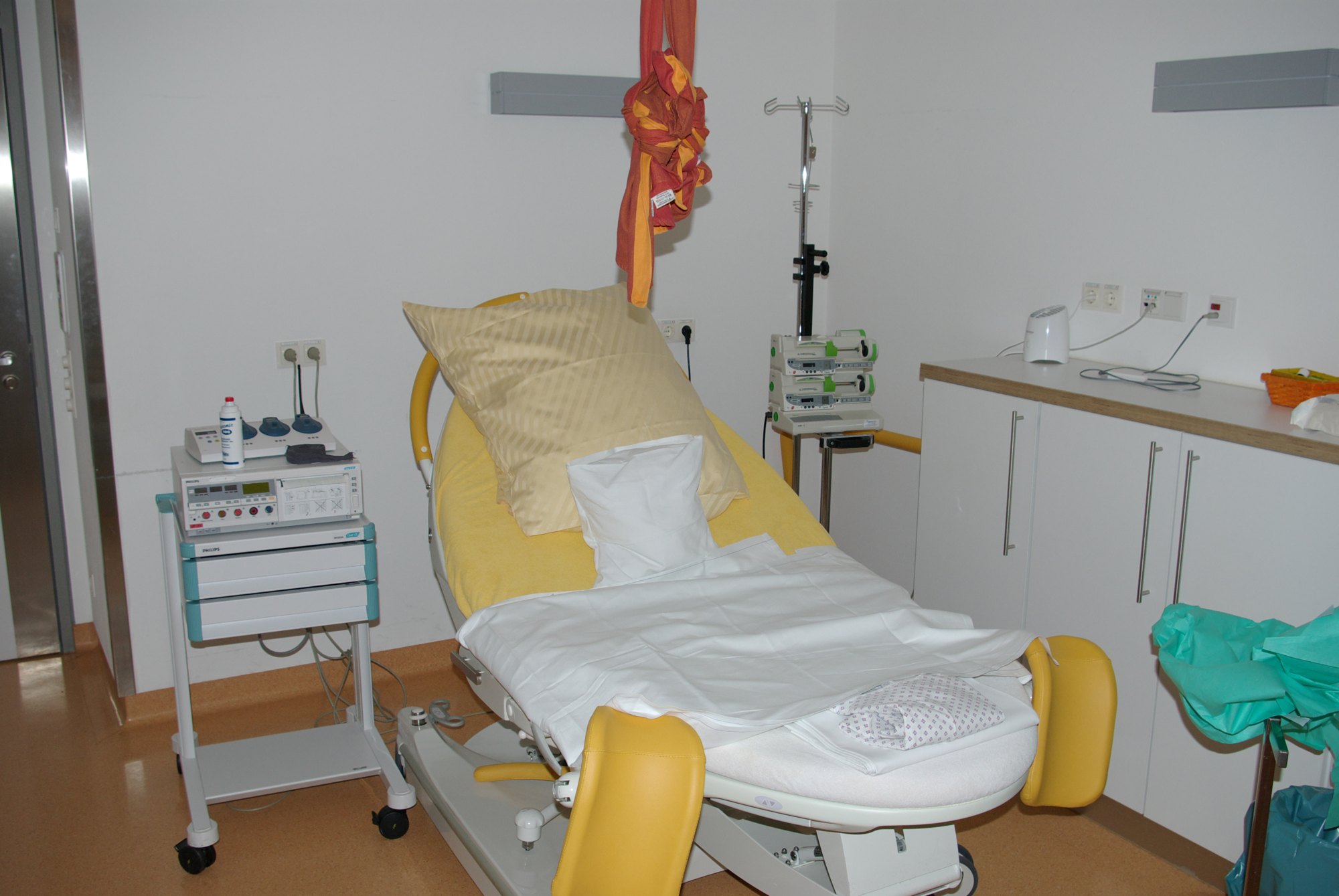 Il letto e le attrezzature di una sala parto ospedaliera, senza persone