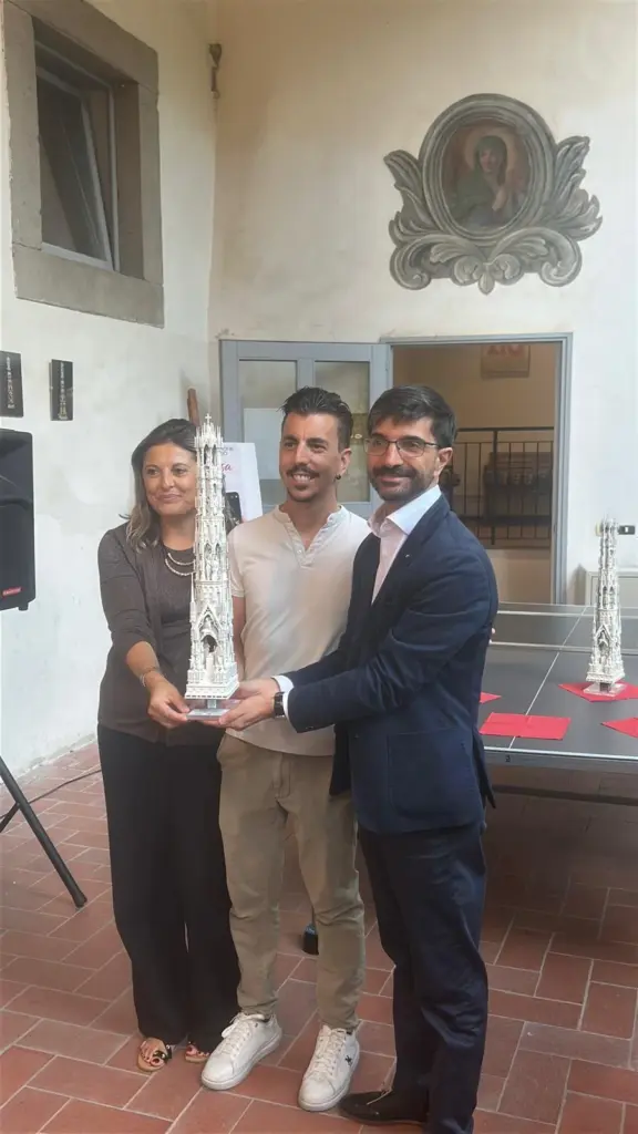 Un momento della premiazione al Chiostro dell’Ex ECA: il trofeo è una riproduzione della Macchina di Santa Rosa.