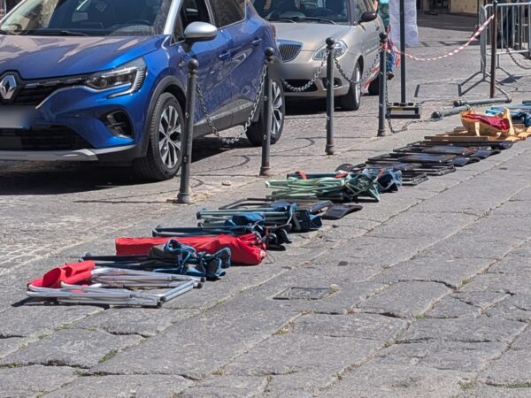 Le sedie sono gia in fila, l’ordinanza dice che non si puo: chi vince domani?