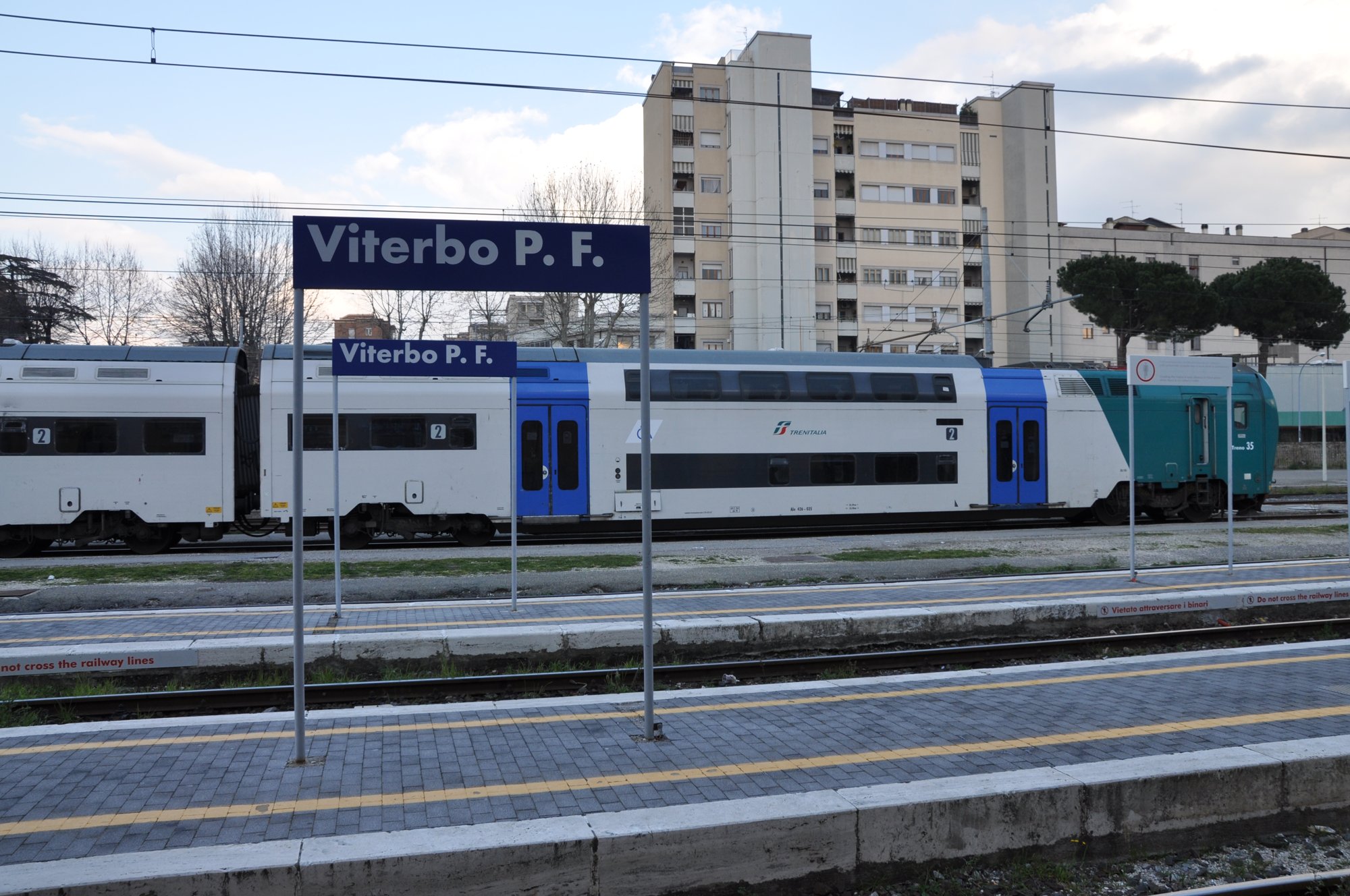Un treno regionale fermo al binario della stazione di Viterbo Porta Fiorentina