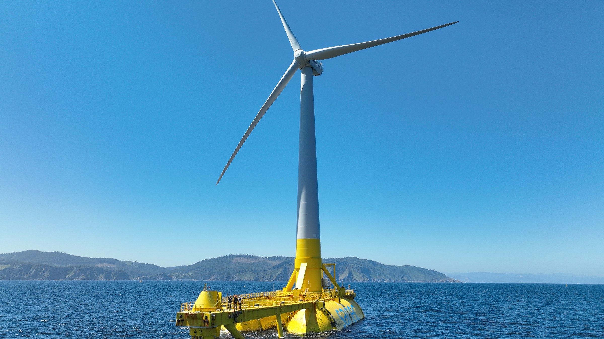 La turbina eolica galleggiante DemoSATH in mare al largo della costa basca