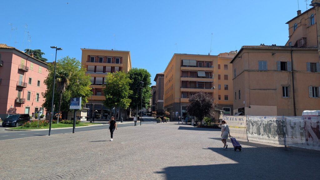 Piazza dei Caduti vista dal piazzale, con il cantiere del restauro della chiesa degli Almadiani