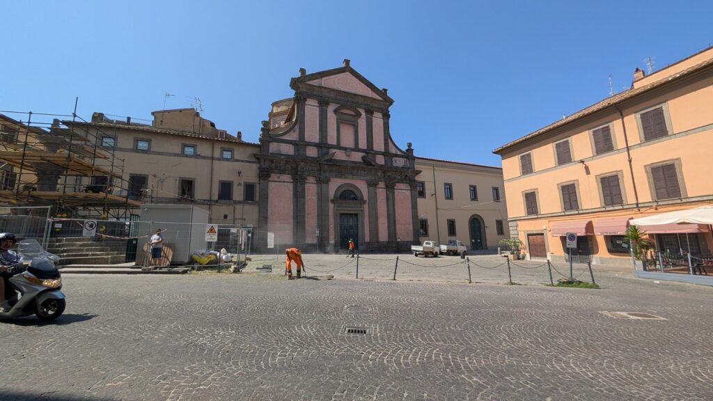 Piazza Fontana Grande oggi: i mezzi in sosta e i cartelli