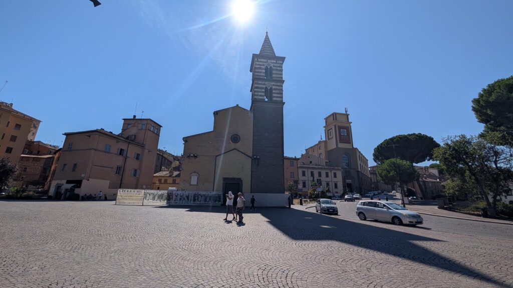 Piazza dei Caduti, lo spazio davanti alla chiesa degli Almadiani