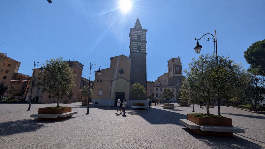Simulazione di piazza dei Caduti davanti alla chiesa degli Almadiani, con alberi in vasche e sedute