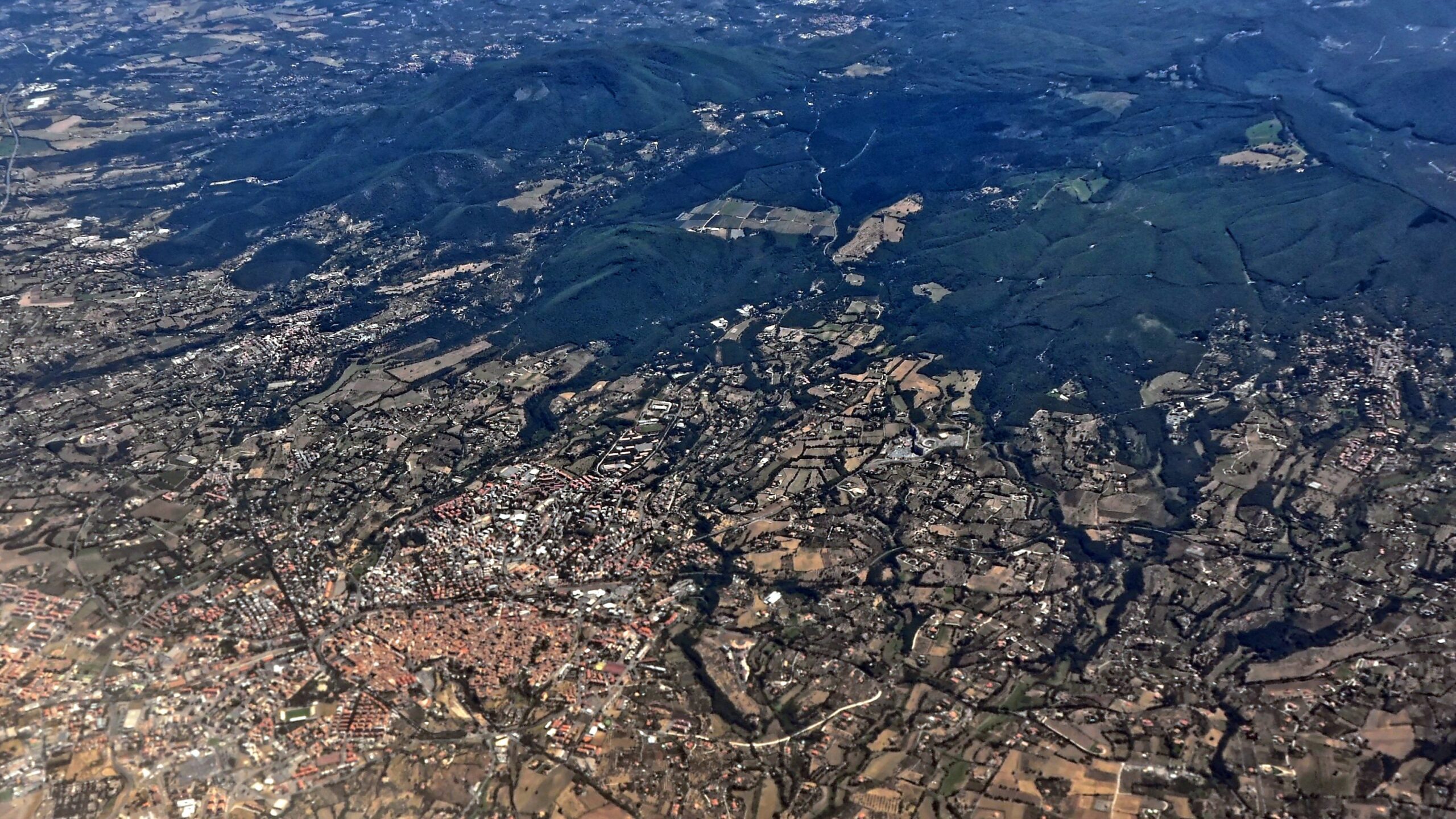 Viterbo vista dall’aereo, con il centro storico in basso e i Monti Cimini sullo sfondo