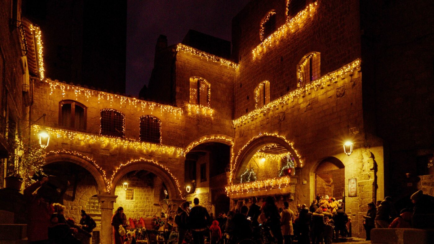 Il centro storico di Viterbo illuminato dalle luminarie natalizie