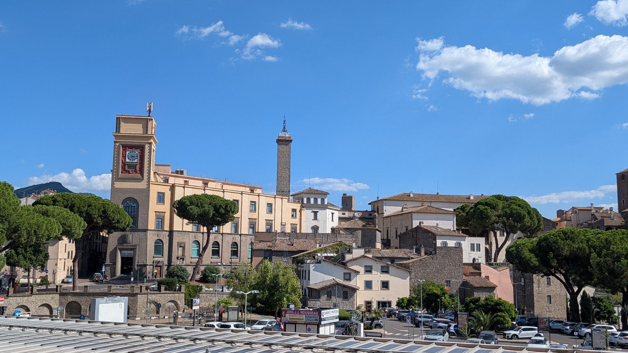 Il palazzo delle Poste degli anni Trenta accanto alle torri medievali del centro di Viterbo