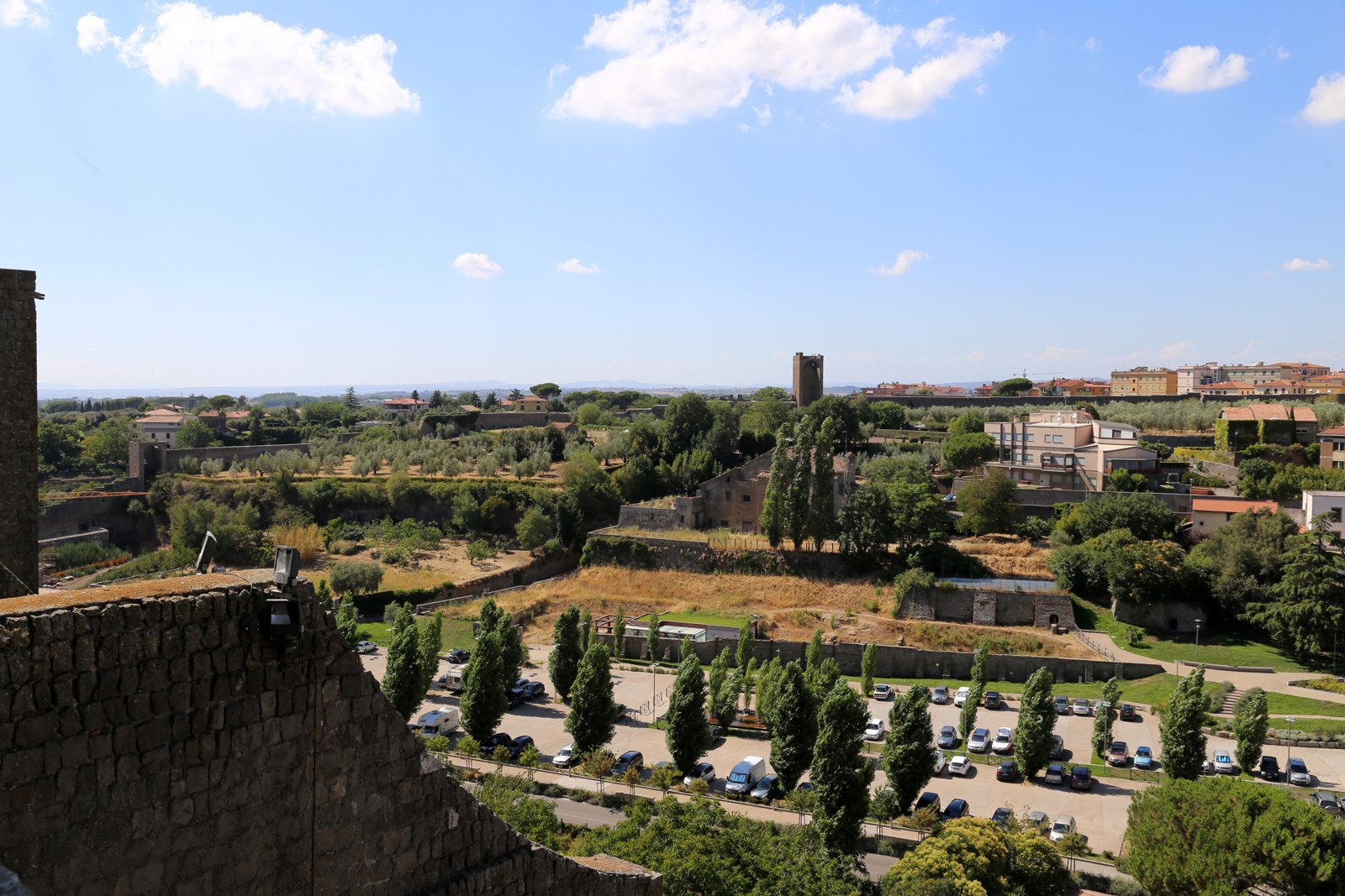 Veduta di Viterbo dalla Loggia dei Papi, con il verde sotto le mura e i quartieri moderni all'orizzonte