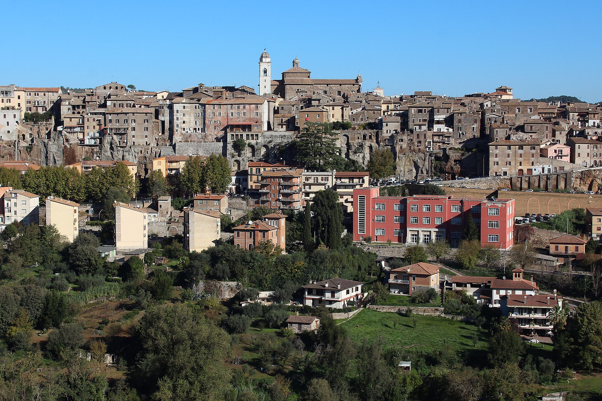 Il centro storico di Orte arroccato sulla rupe di tufo, con il campanile e le case affacciate sulla valle