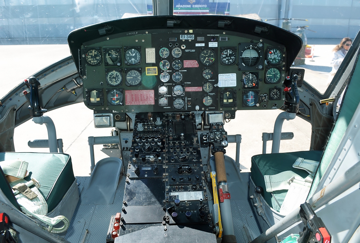 Cruscotto e comandi nella cabina di pilotaggio di un elicottero AB-412 dell'Aviazione dell'Esercito