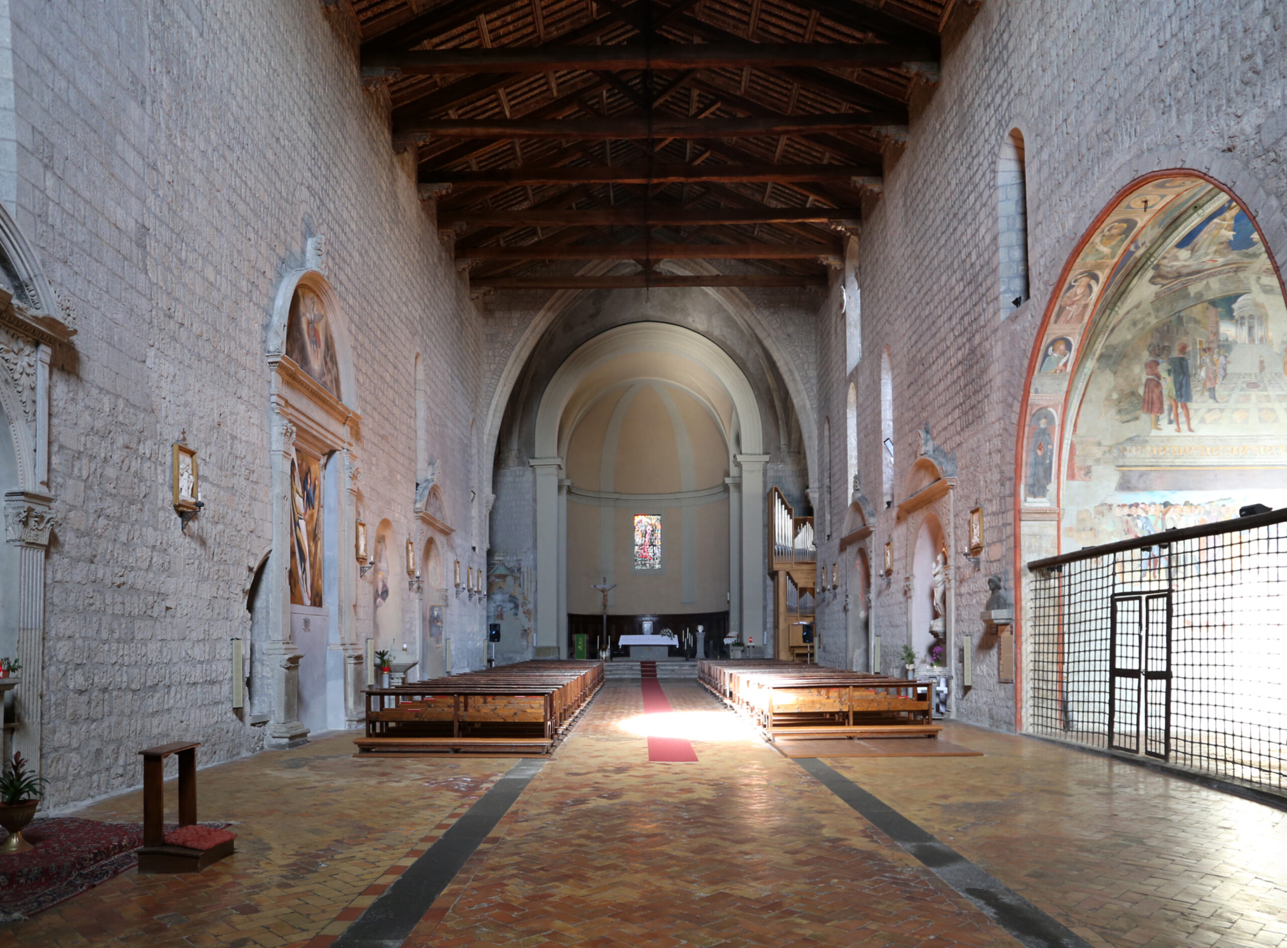 Interno della chiesa di Santa Maria della Verità a Viterbo con il tetto a capriate lignee