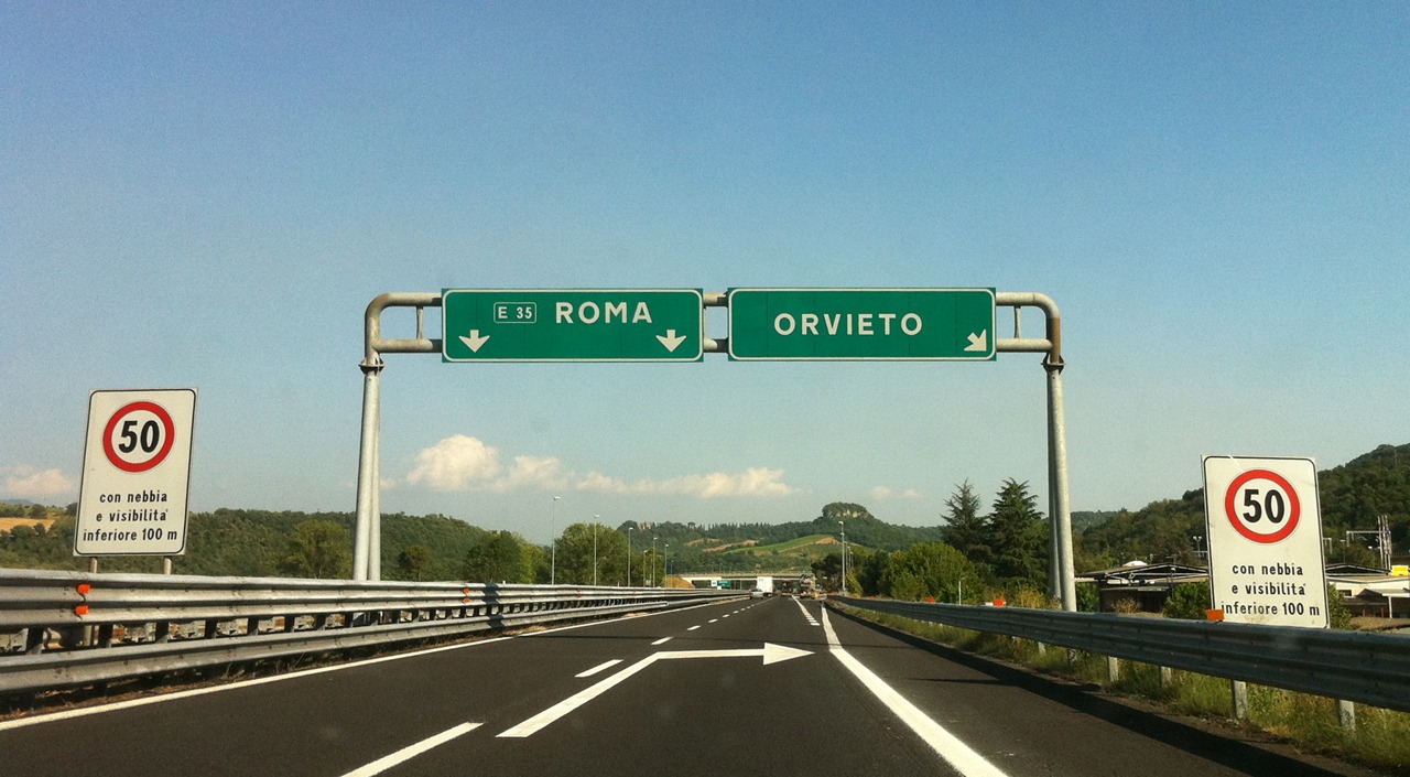 Autostrada A1, cartello di uscita per Orvieto e direzione Roma