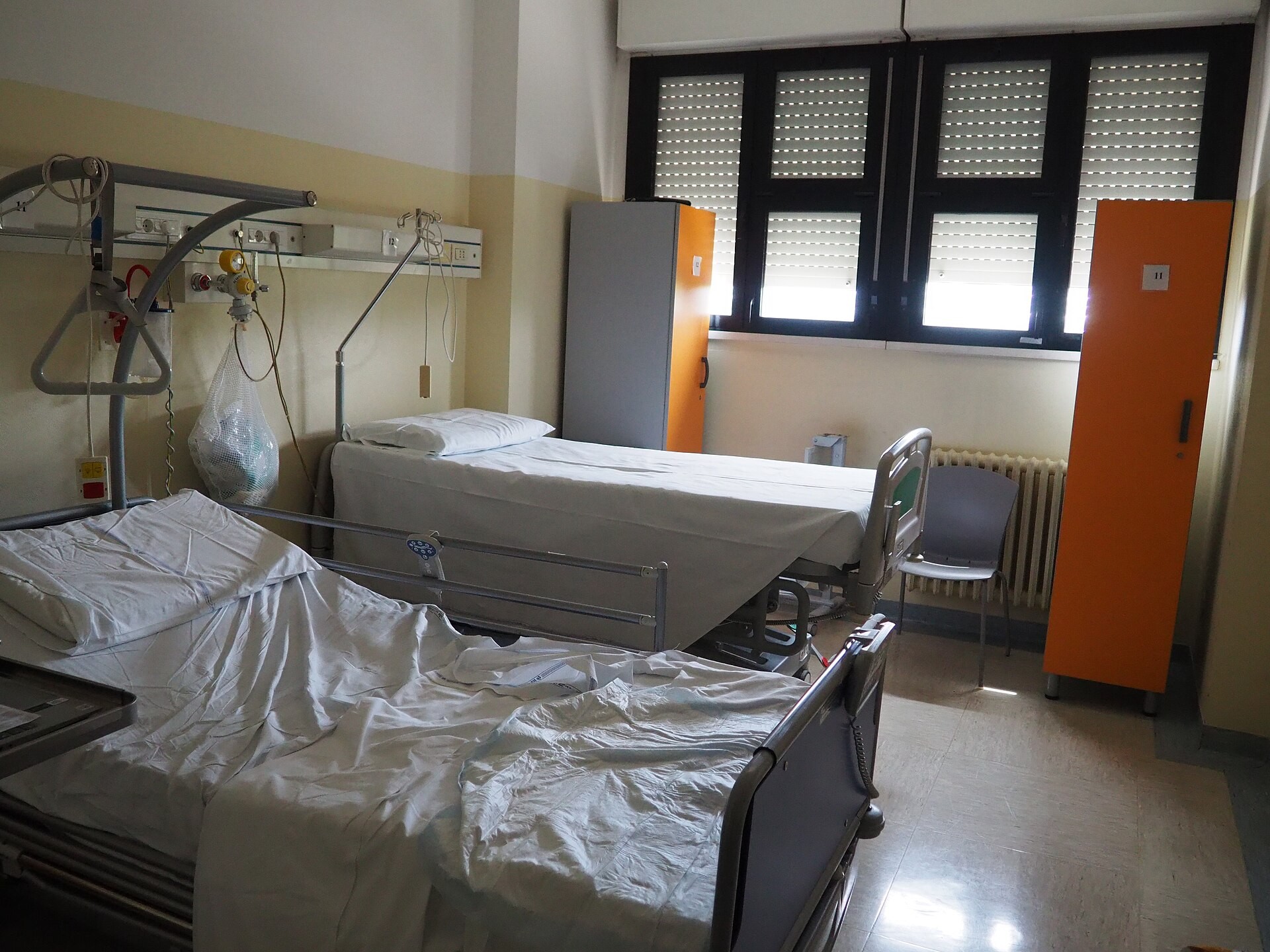 Stanza di degenza ospedaliera con due letti, immagine di repertorio