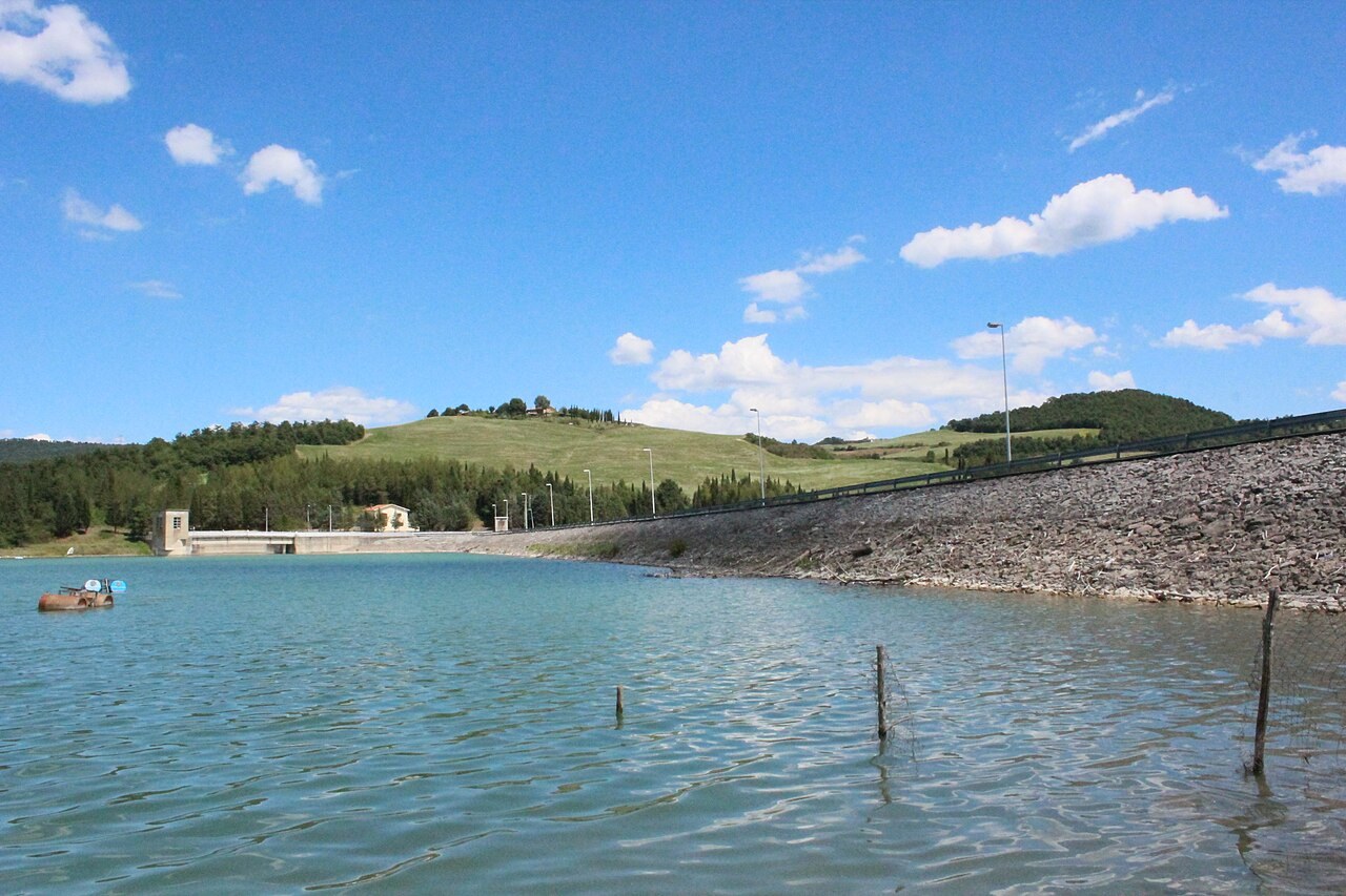 Lo sbarramento della diga di Elvella con il lago artificiale di San Casciano alle spalle