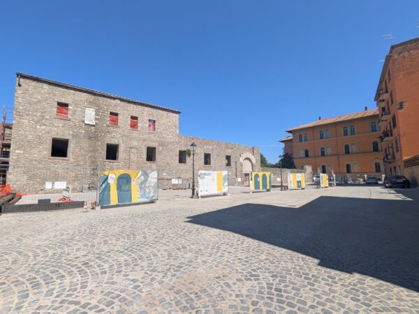 Le ex Scuderie papali di piazza Sallupara a Viterbo con le recinzioni del cantiere del Giubileo