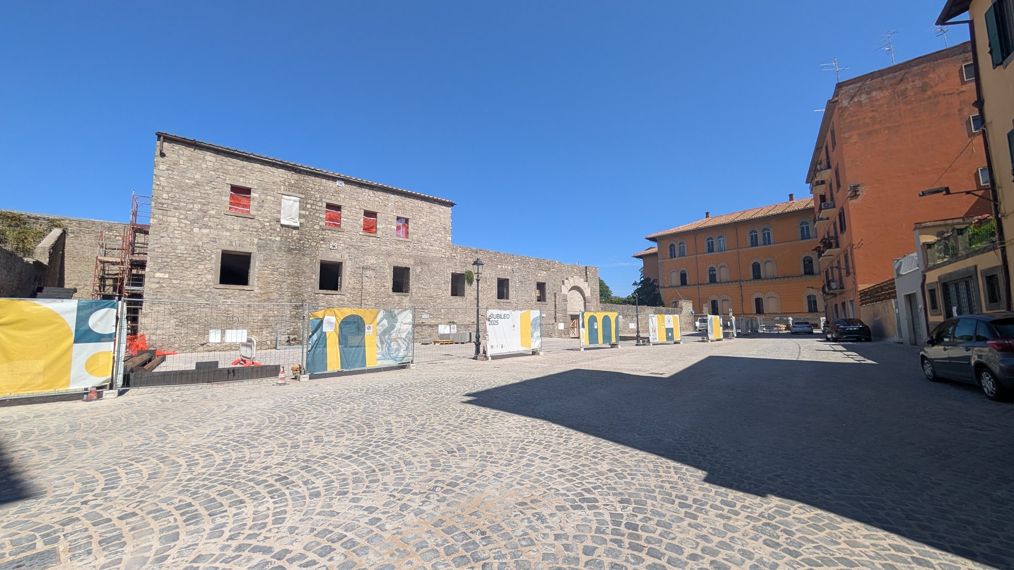 Le ex Scuderie papali di piazza Sallupara a Viterbo con le recinzioni del cantiere del Giubileo