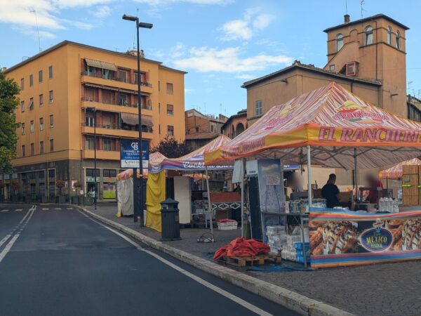 Se il centro ha bisogno di un evento per riempirsi, la domanda è perché