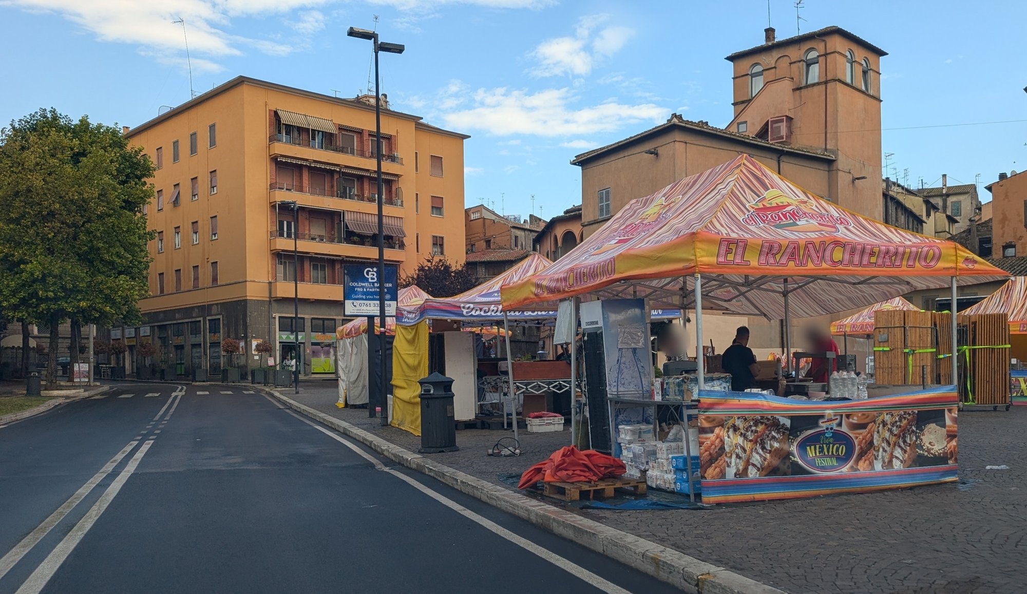 Gli stand della Festa Messicana in piazza dei Caduti a Viterbo