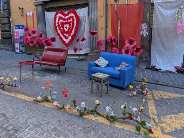 Divani e fiori finti in mezzo alla strada nel centro di Viterbo