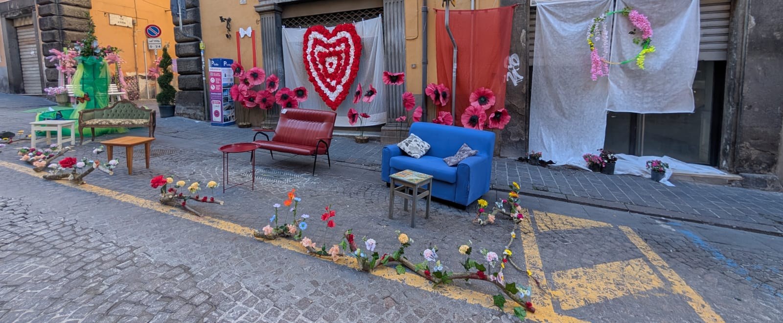 Divani e fiori finti in mezzo alla strada nel centro di Viterbo