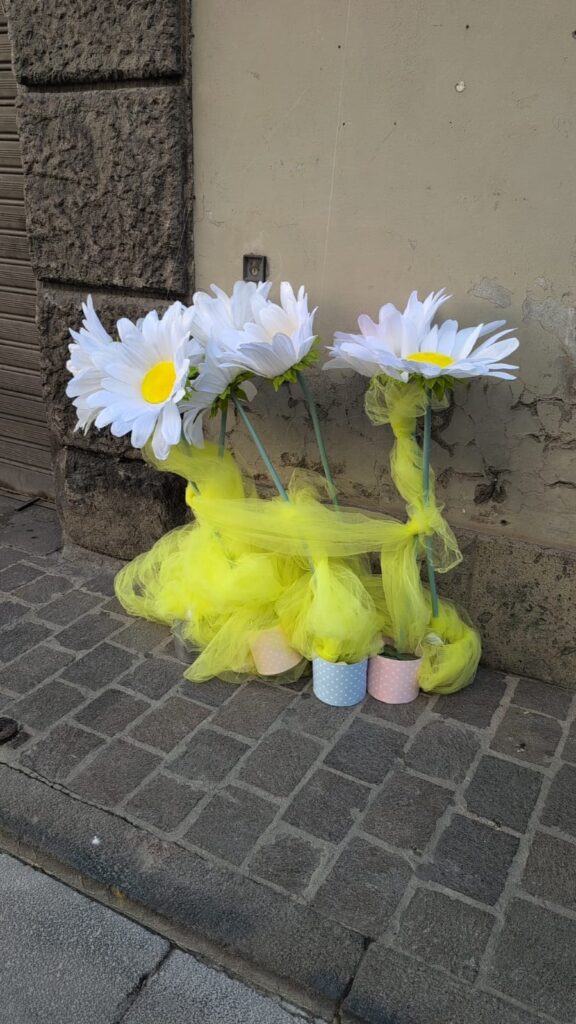 Margherite di stoffa in una via del centro di Viterbo