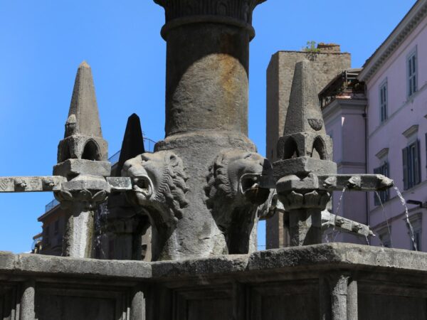 Fontana Grande, i bocchettoni in bronzo originali andranno in un museo: al loro posto quattro copie
