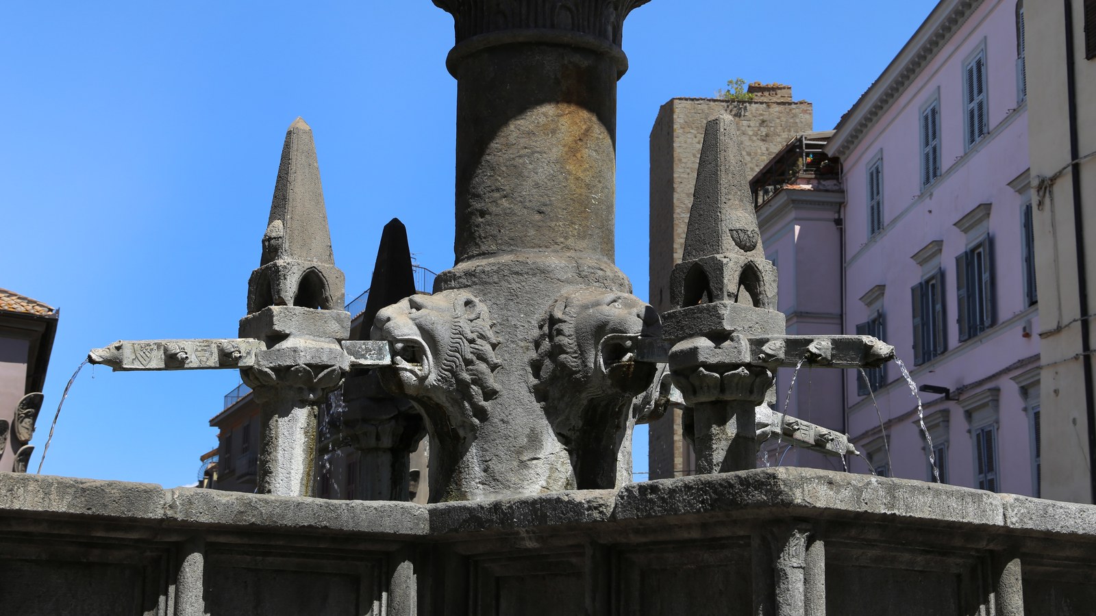 I bocchettoni di Fontana Grande, con l’acqua che scende nella vasca