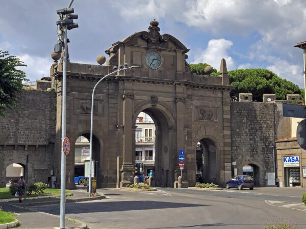 Piazzale Gramsci, il 16 e 17 ottobre chiuso un tratto per abbattere un pino