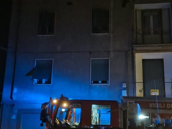 I vigili del fuoco davanti al palazzo dell’incendio a Pianoscarano