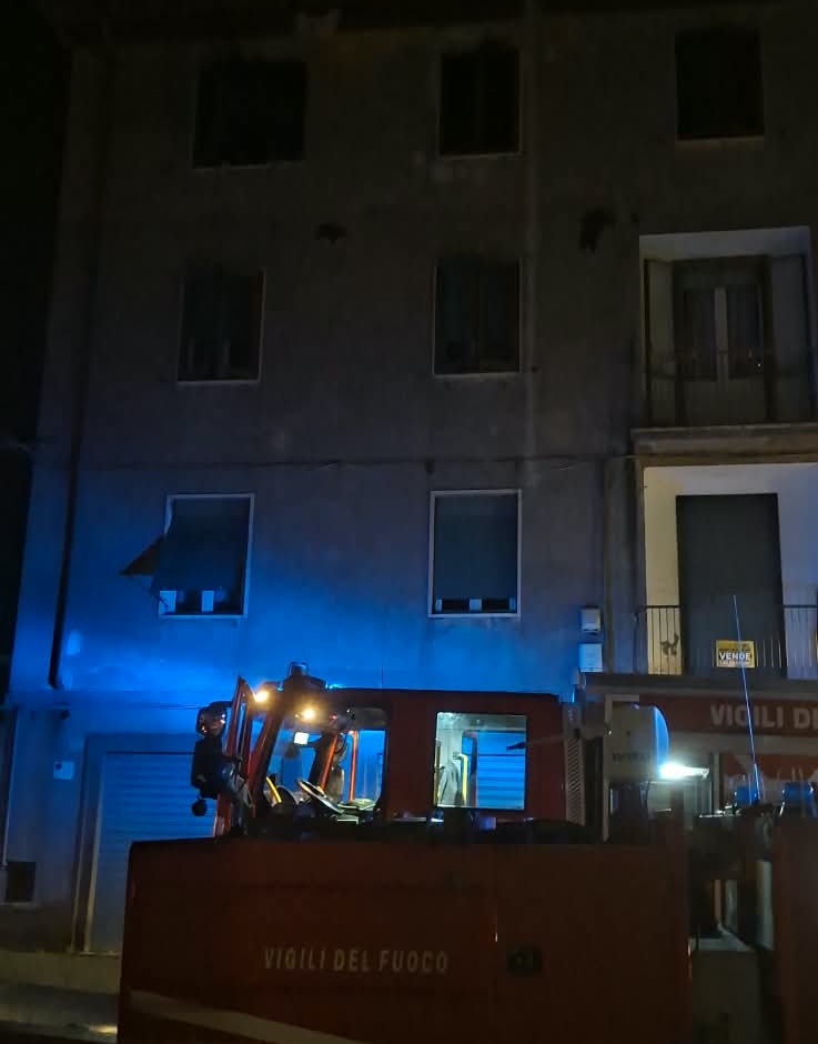 I vigili del fuoco davanti al palazzo dell’incendio a Pianoscarano
