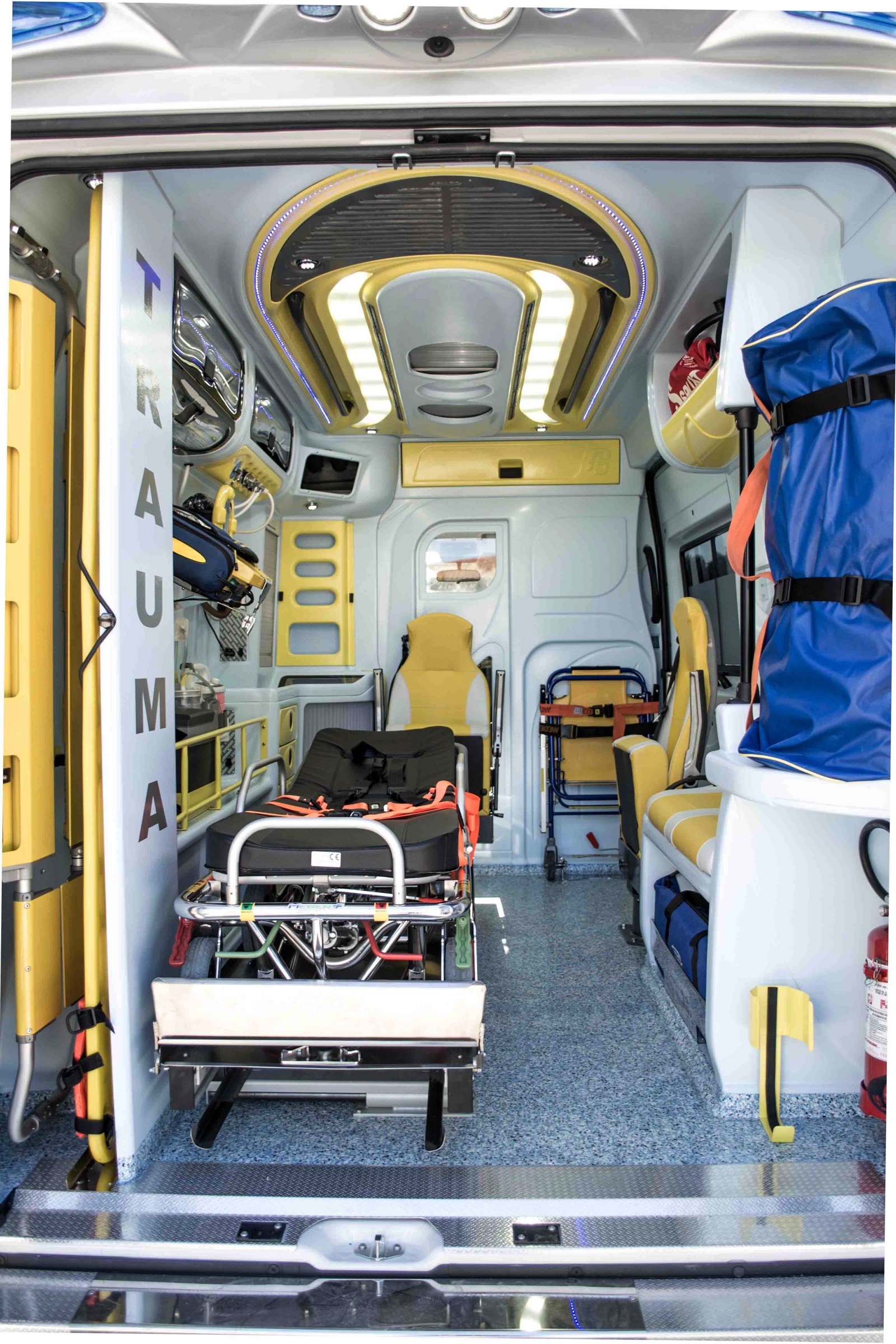 Interno di un'ambulanza con la barella e le attrezzature di soccorso
