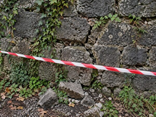 Campoboio, muro ed edifici a rischio crollo: la sindaca ordina alla proprietà di metterli in sicurezza