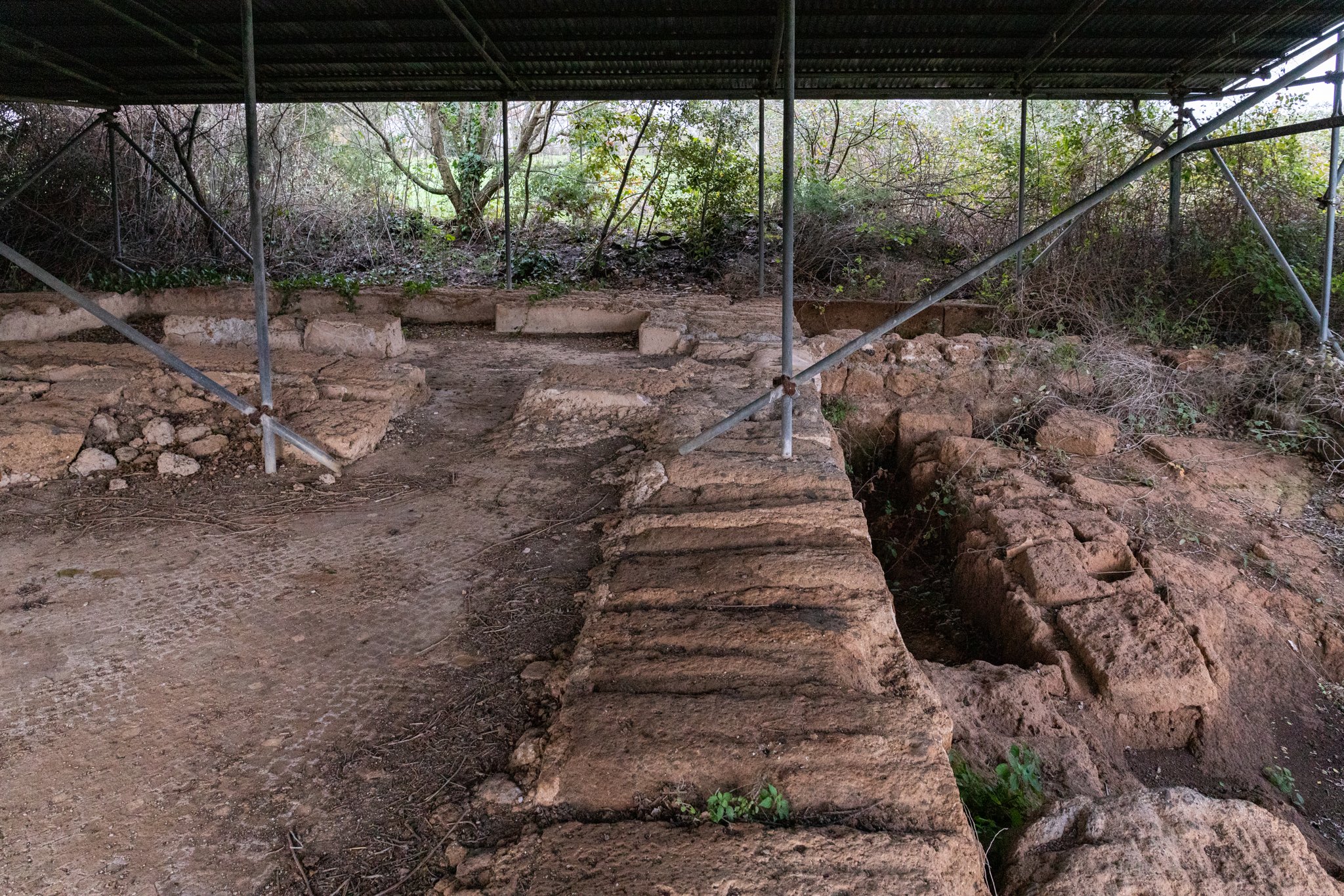 Strutture in blocchi di tufo riportate alla luce sotto una copertura metallica nell’area archeologica di Musarna