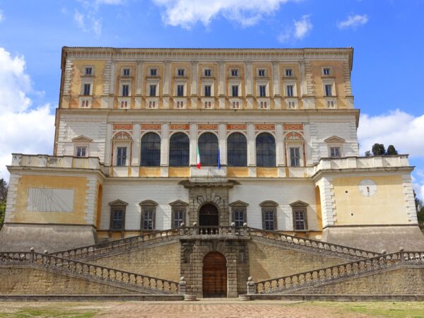 La facciata di Palazzo Farnese a Caprarola con le scalinate d’ingresso e il cielo azzurro