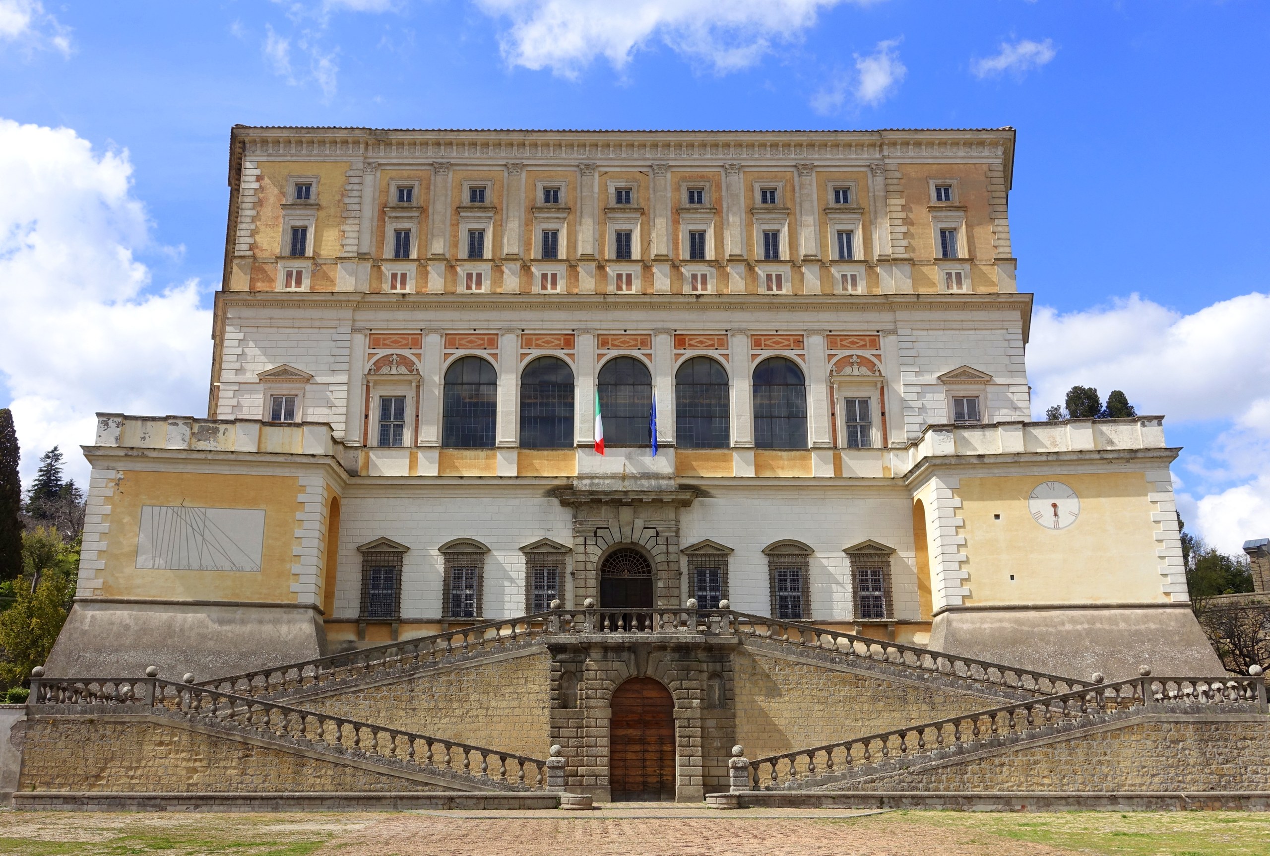 La facciata di Palazzo Farnese a Caprarola con le scalinate d’ingresso e il cielo azzurro