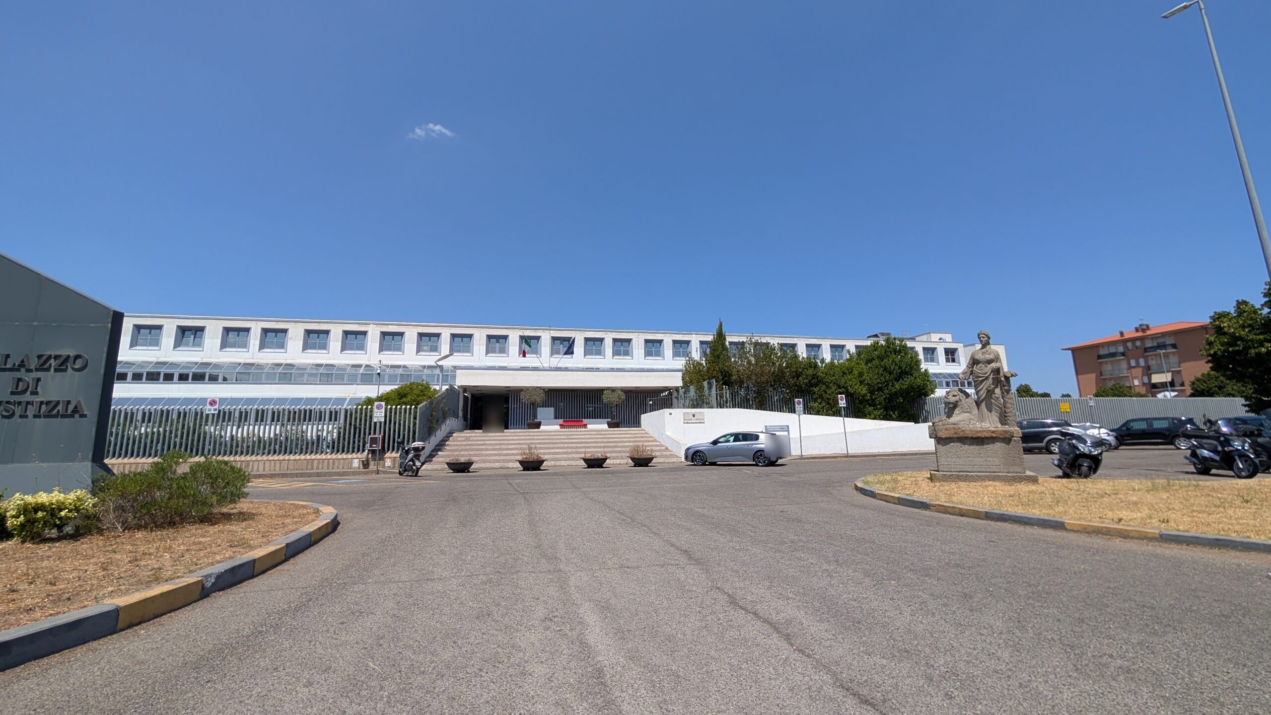 Il Palazzo di Giustizia di Viterbo in via Falcone e Borsellino, accanto al complesso del Riello
