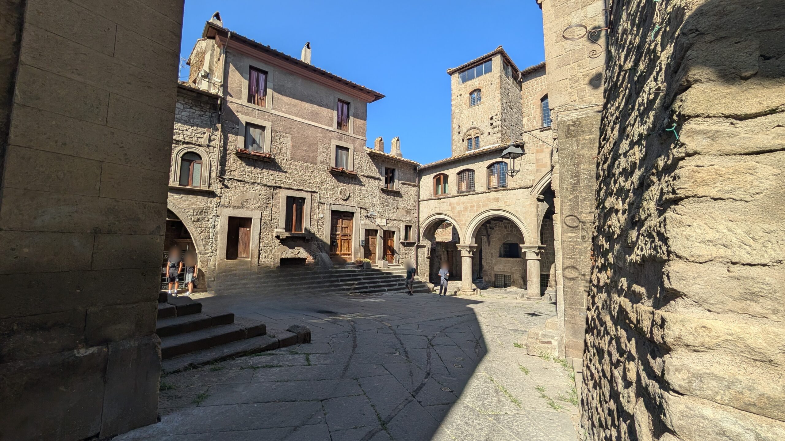 Piazza San Pellegrino nel quartiere medievale di Viterbo, con case in peperino e portici